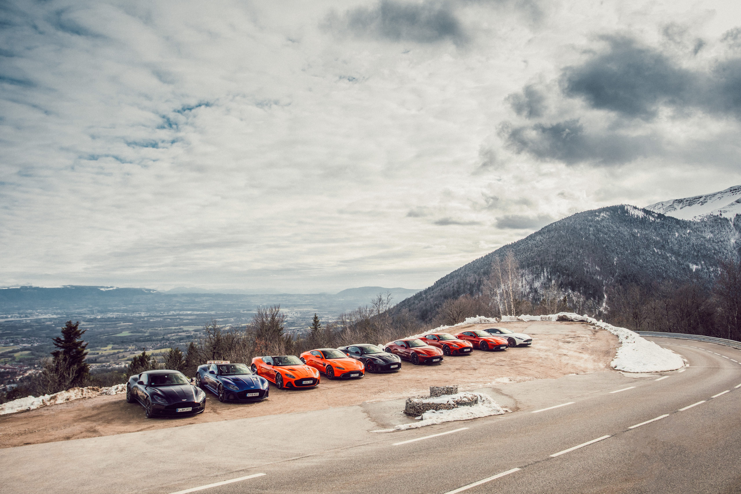Roter Aston Martin Geneva in einer Reihe in den Bergen