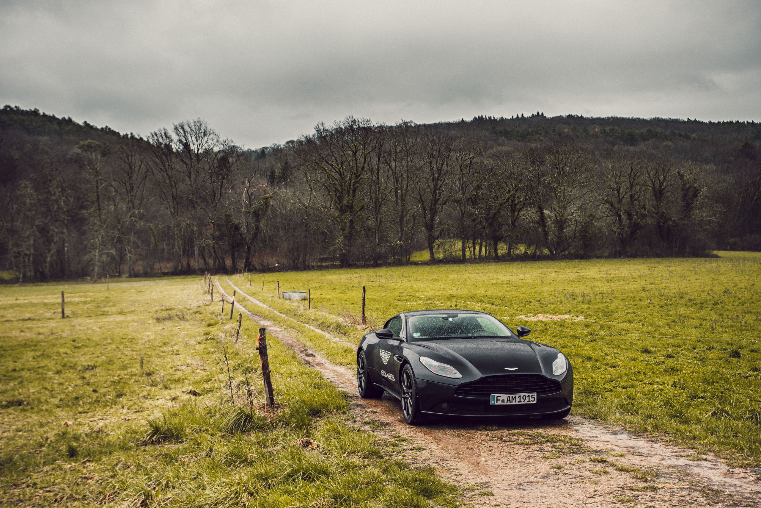Schwarzer Aston Martin Geneva auf einem Feldweg