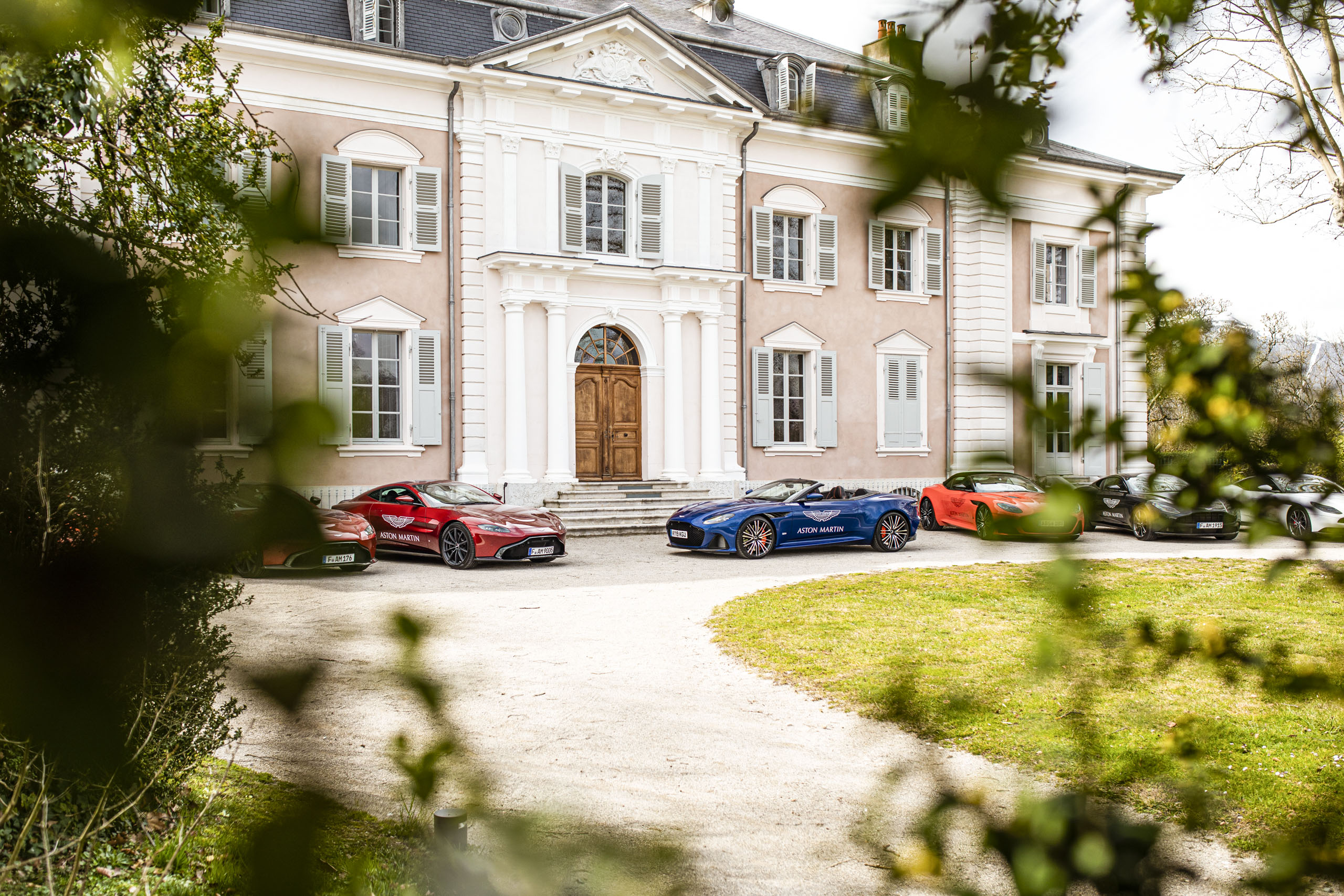 Aston Martin Geneva vor einer Villa