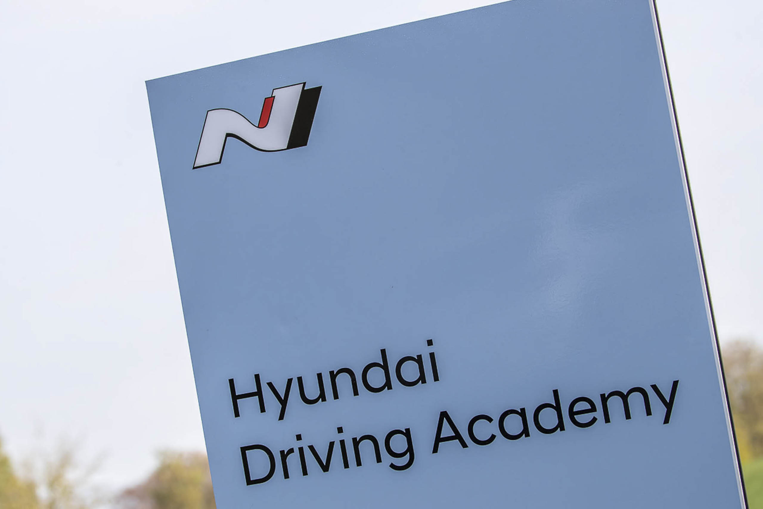 Hyundai Driving Academy Schild